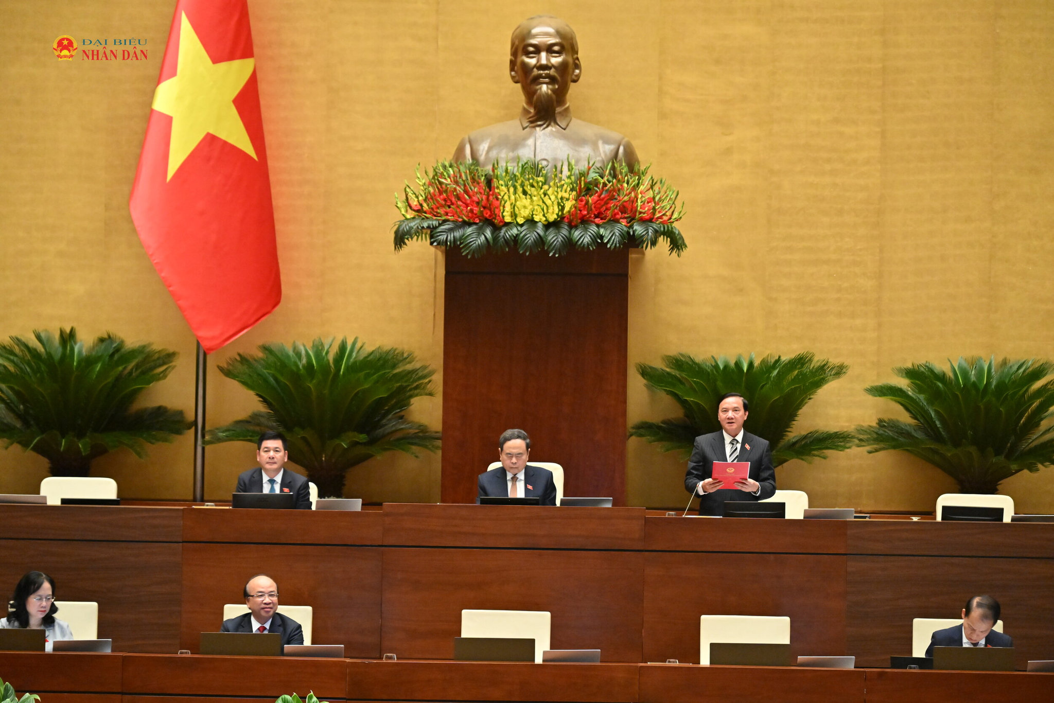 Phó Chủ tịch Quốc hội Nguyễn Khắc Định điều hành phiên họp