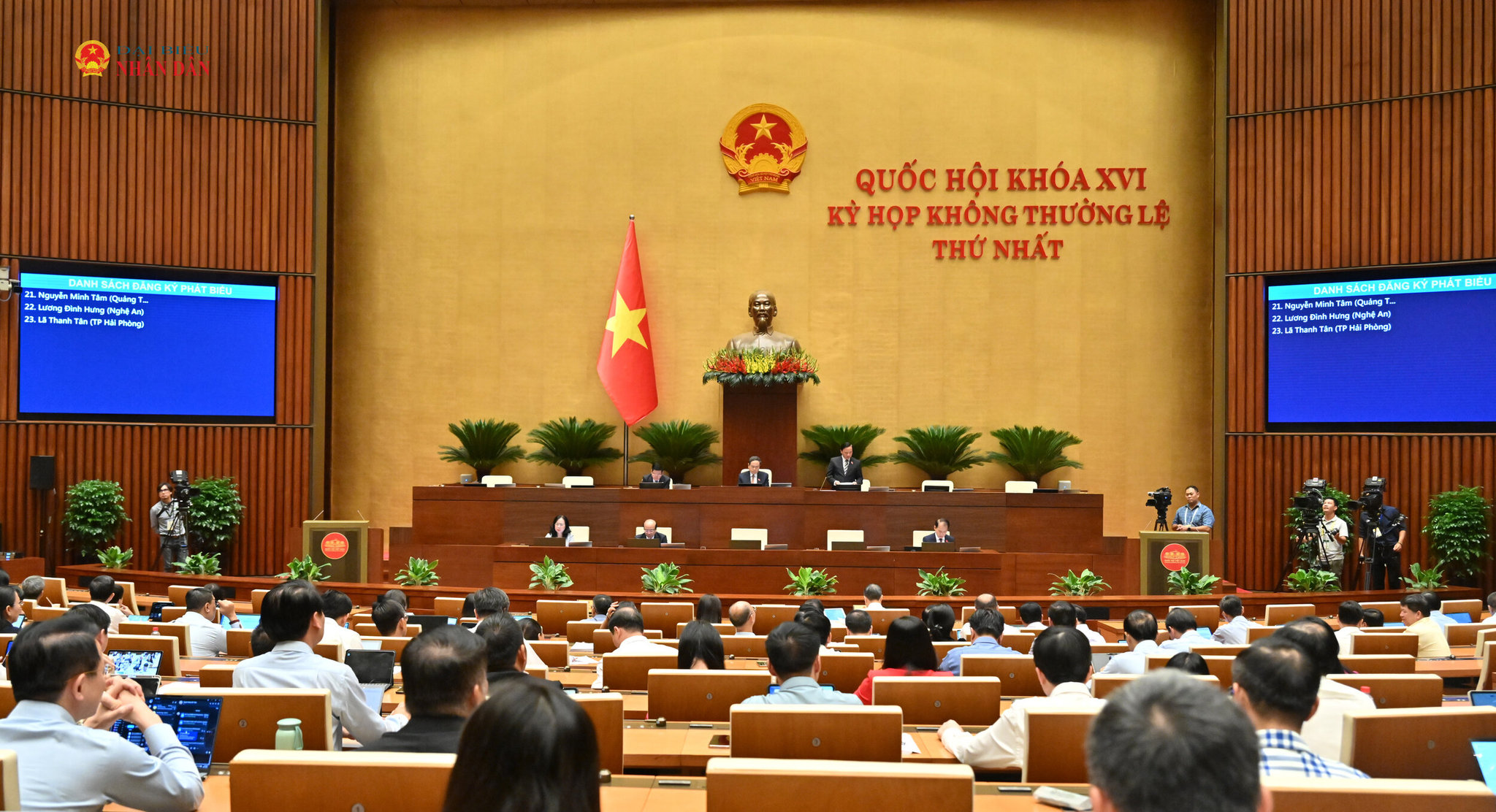 pho-chu-tich-quoc-hoi-nguyen-khac-dinh-dieu-hanh-phien-hopvqk_7903.jpg