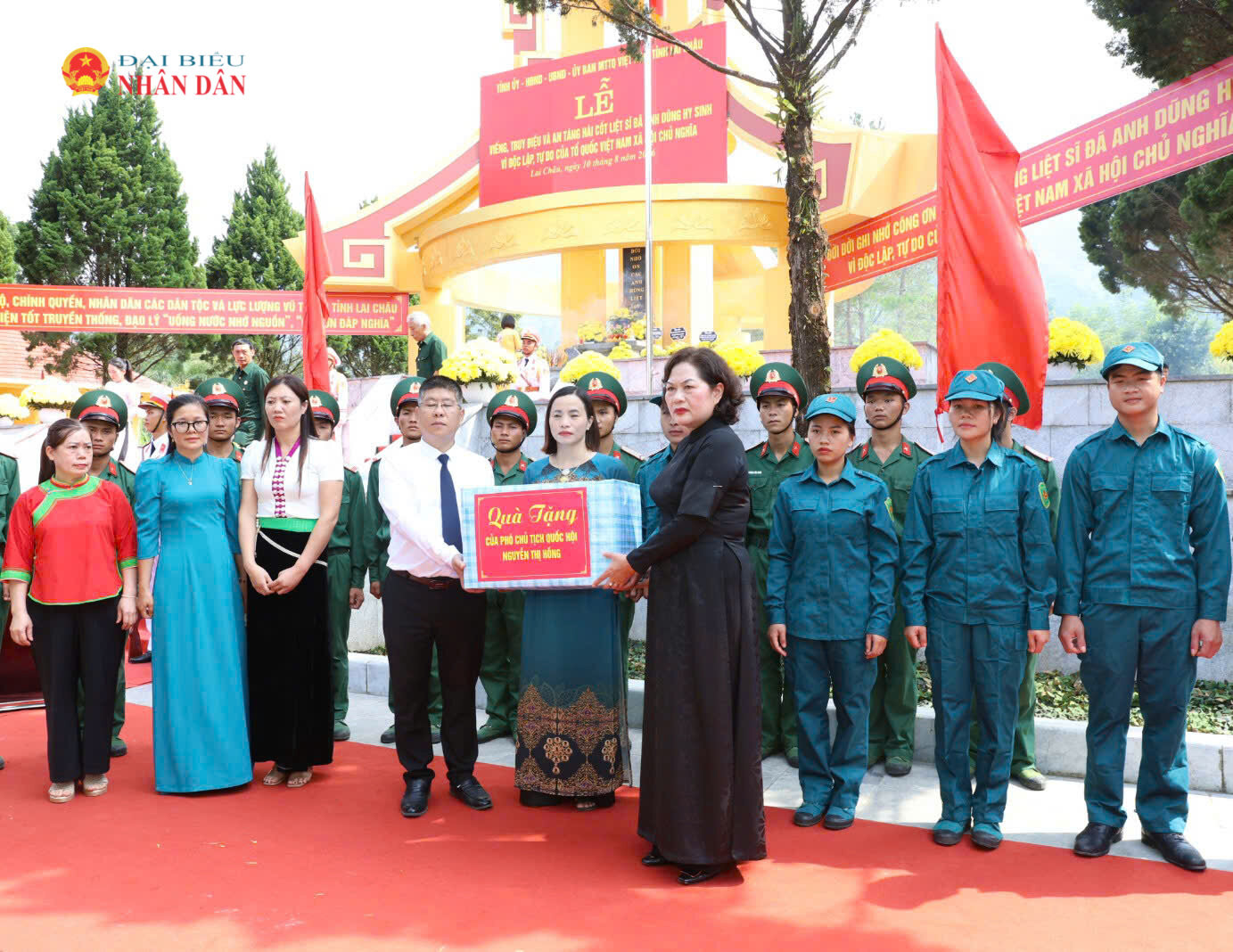 Phó Chủ tịch Quốc hội Nguyễn Thị Hồng tặng quà cho các lực lượng tìm kiếm, quy tập