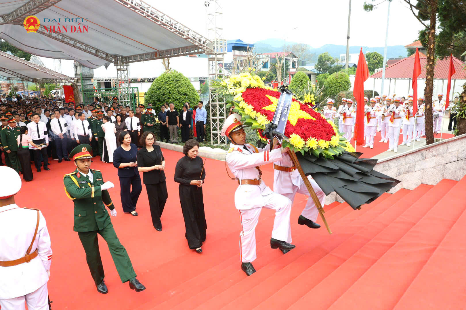 Phó Chủ tịch Quốc hội Nguyễn Thị Hồng và các đại biểu dâng hương, dâng hoa bày tỏ lòng tri ân sâu sắc trước anh linh các Anh hùng liệt sĩ (1)