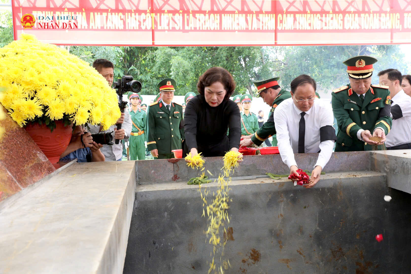 Phó Chủ tịch Quốc hội Nguyễn Thị Hồng và các đại biểu đưa hài cốt các Anh hùng liệt sĩ về nơi an nghỉ tại Nghĩa trang Liệt sĩ Bình Lư (1)