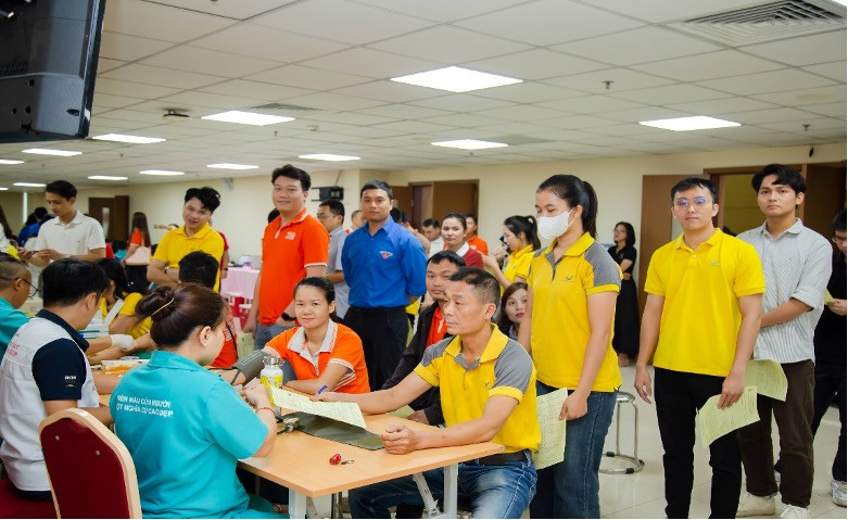 Cán bộ, nhân viên, đoàn viên thanh niên các đơn vị khám sàng lọc trước khi hiến máu.
