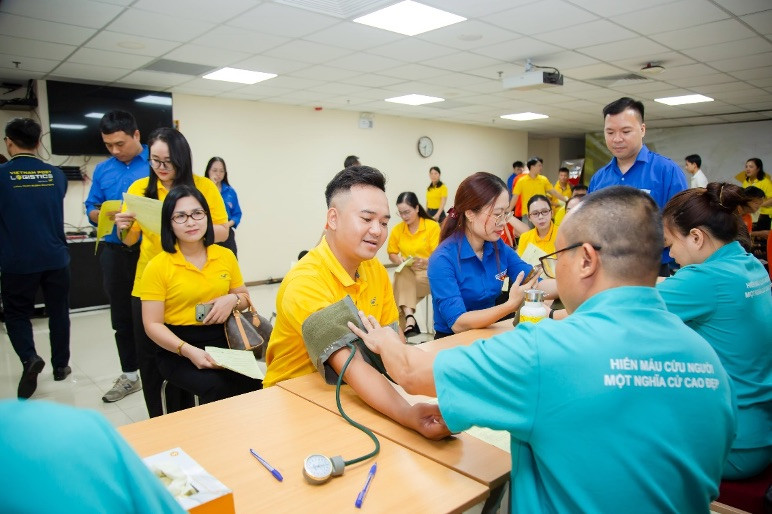 Cán bộ, nhân viên, đoàn viên thanh niên các đơn vị khám sàng lọc trước khi hiến máu