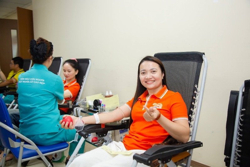 Cán bộ, nhân viên và người lao động Bưu điện Việt Nam tham gia hiến máu.