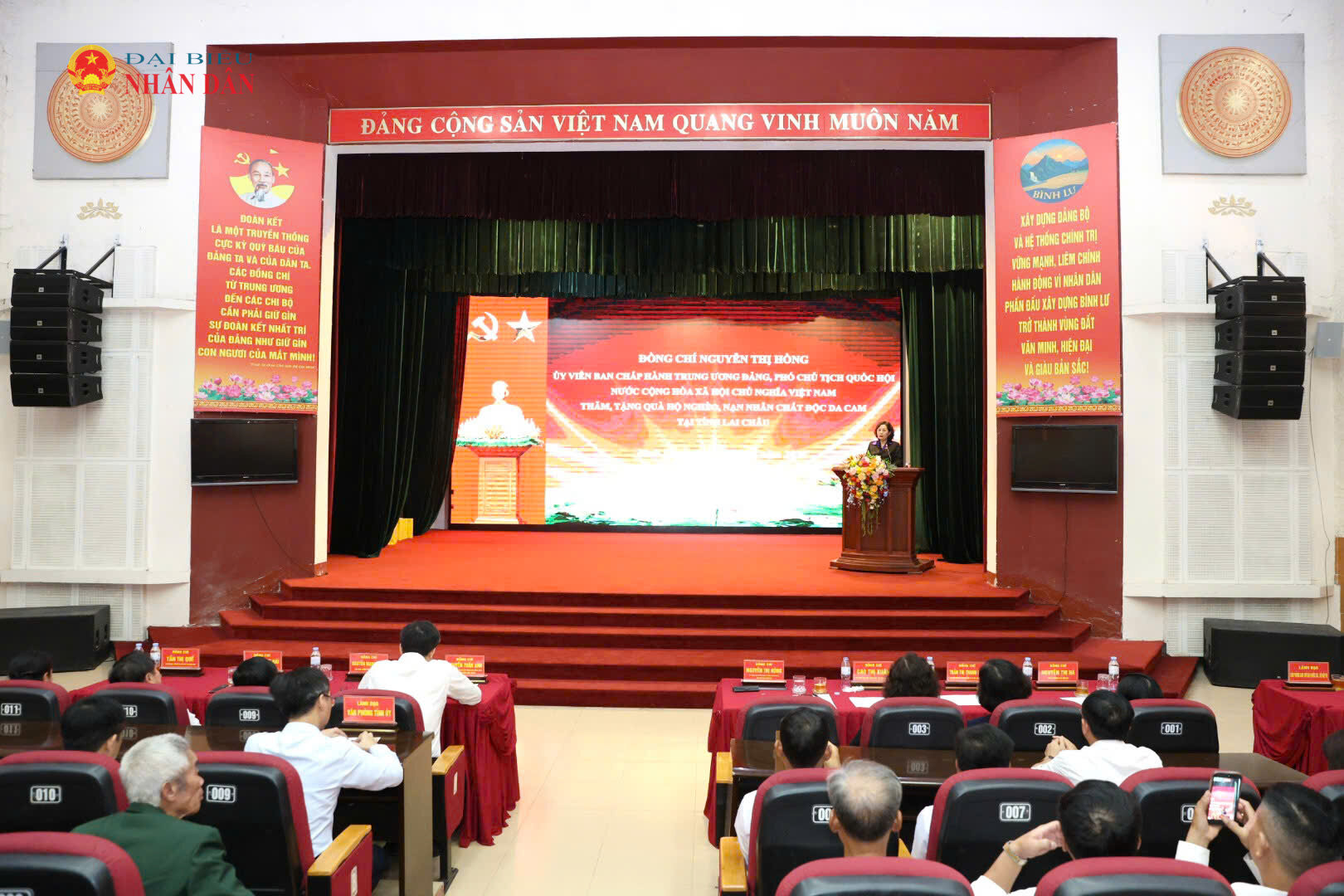 Quang cảnh buổi thăm và tặng quà