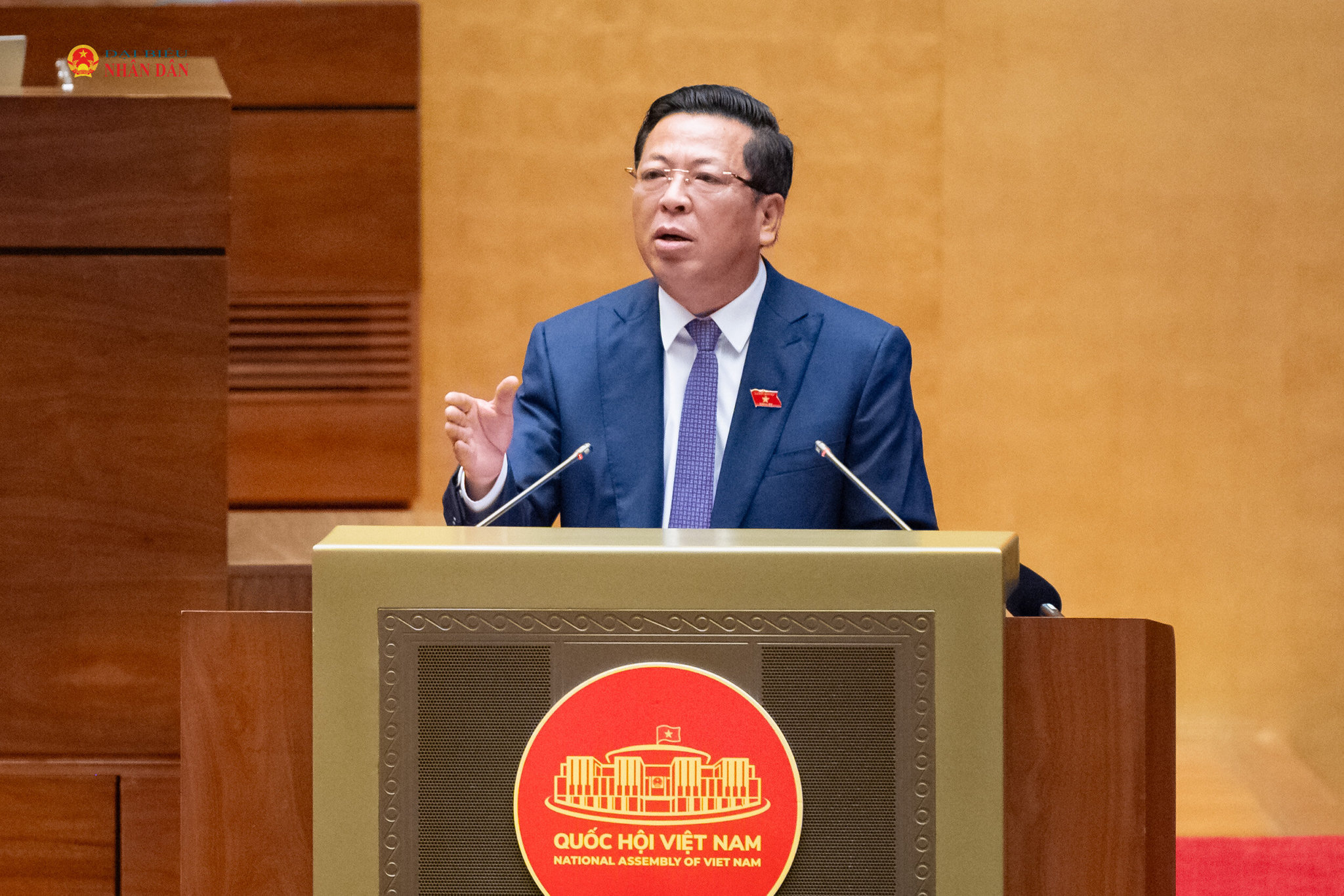 Bộ trưởng Bộ Xây dựng Trần Hồng Minh phát biểu giải trình, làm rõ một số vấn đề đại biểu Quốc hội nêu