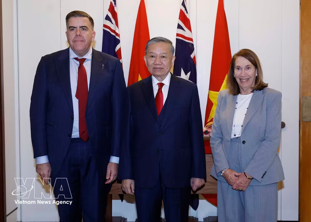 From left: Speaker of the House of Representatives Milton Dick, General Secretary of the Communist Party of Vietnam Central Committee and President of Vietnam To Lam, and President of the Australian Senate Sue Lines (Photo: VNA) vnanet-potal-tong-bi-thu-chu-tich-nuoc-hoi-kien-hai-chu-tich-thuong-vien-va-ha-vien-australia-8946602.jpg