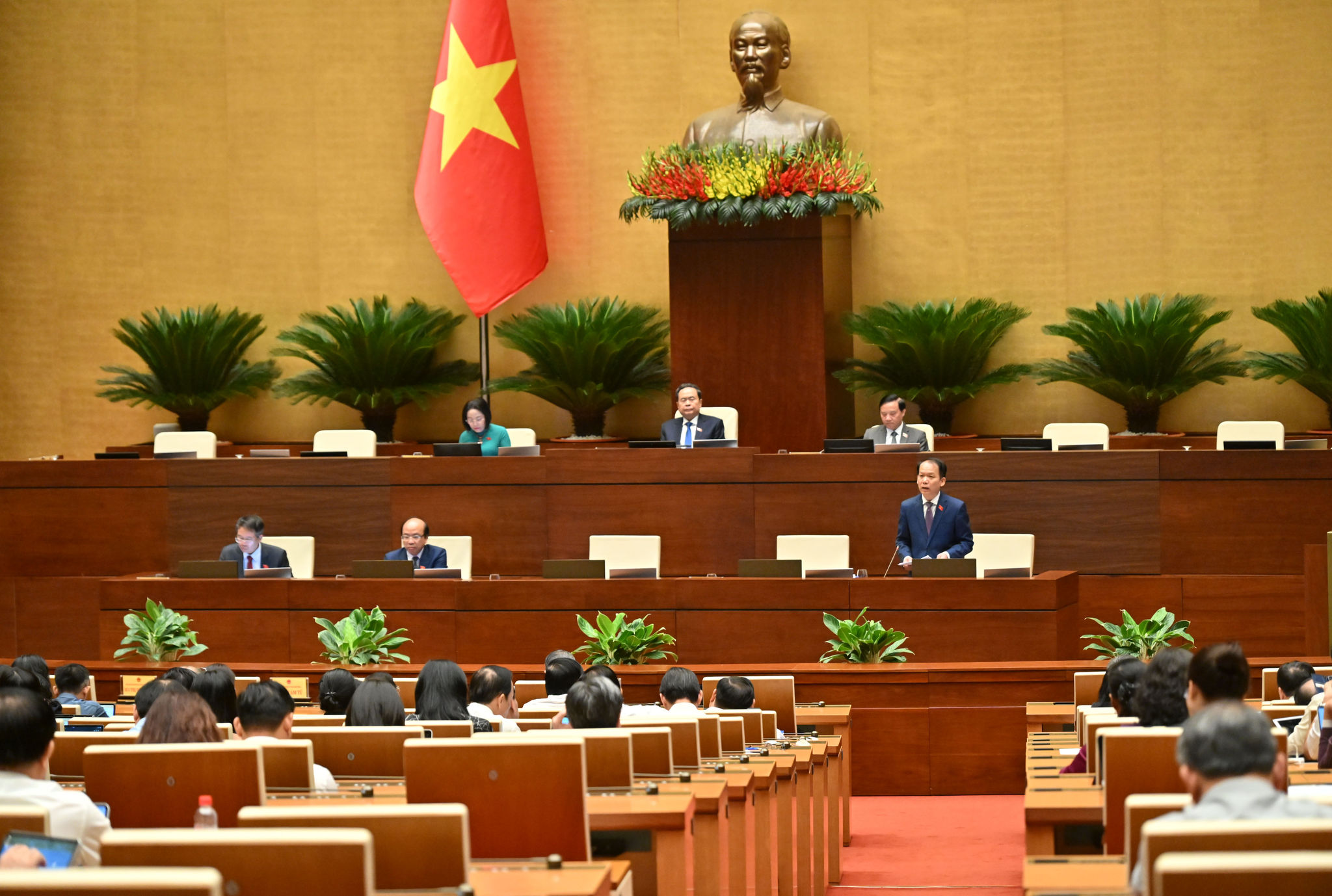 Bộ trưởng Bộ Tư pháp Hoàng Thanh Tùng giải trình làm rõ một số vấn đề ĐBQH quan tâmVQK_8743