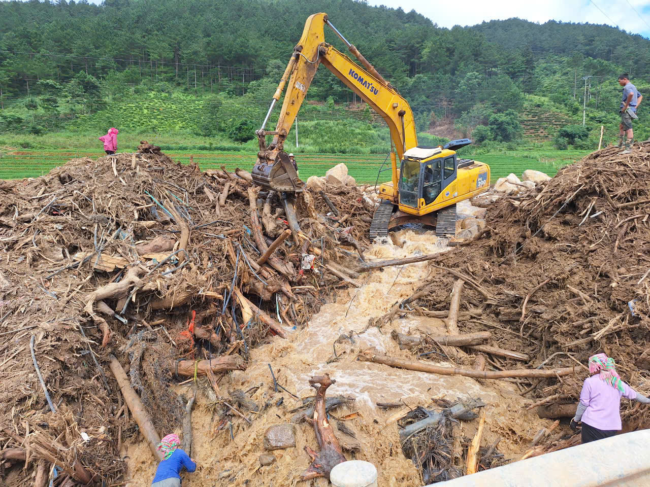 Khơi thông thoát nước trên tuyến