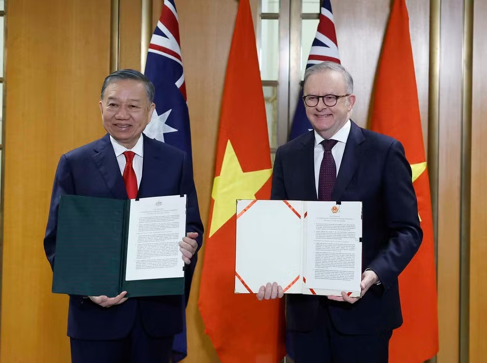 General Secretary of the Communist Party of Vietnam Central Committee and President To Lam and Australian Prime Minister Anthony Albanese exchange a joint statement (Photo: VNA) lam-2.jpg