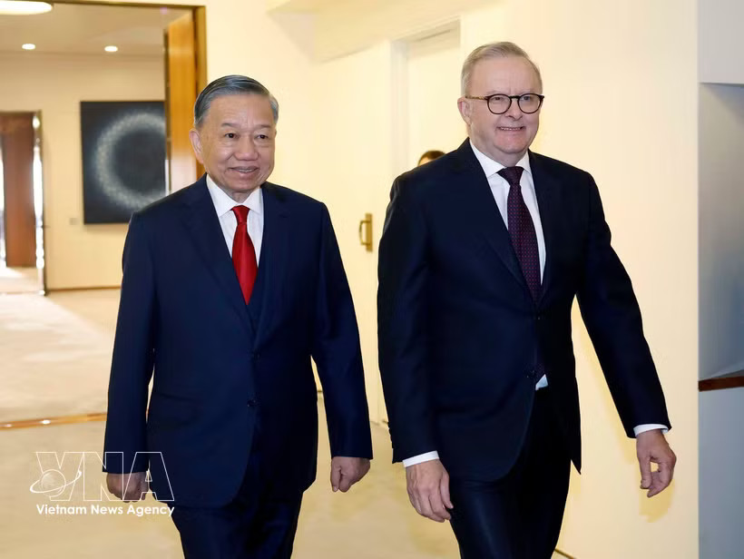 Australian Prime Minister Anthony Albanese (R) welcomes General Secretary of the CPV Central Committee and President To Lam (Photo: VNA)