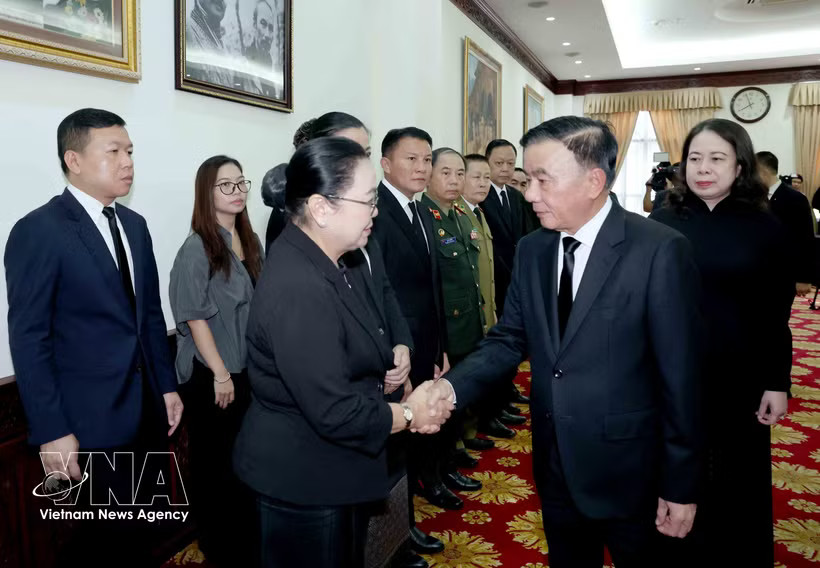 Politburo member and Standing member of the Communist Party of Vietnam (CPV) Central Committee’s Secretariat Tran Cam Tu (second, right) offers condolences to Lao Ambassador to Vietnam Khamphao Ernthavanh on August 10. (Photo: VNA)