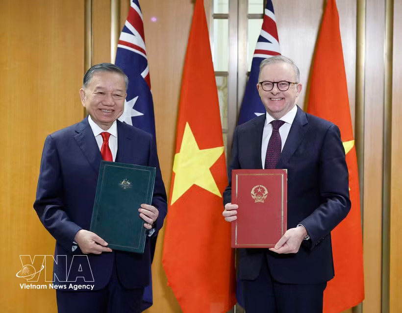 General Secretary of the Central Committee of the Communist Party of Vietnam and State President of Vietnam To Lam (left) and Australian Prime Minister Anthony Albanese exchange the Joint Statement. (Photo: VNA)