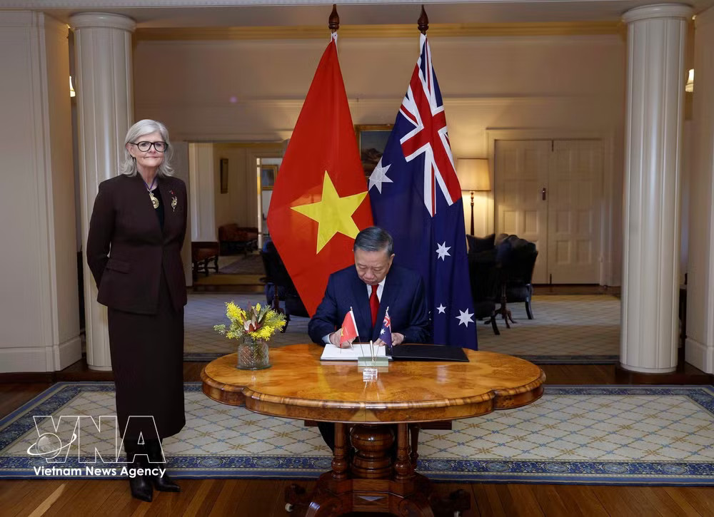 General Secretary of the Communist Party of Vietnam (CPV) Central Committee and President To Lam signs guestbook (Photo: VNA) vnanet-c.jpg