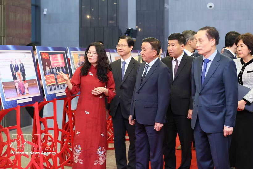 Politburo member and standing member of the Party Central Committee’s Secretariat Tran Cam Tu and delegates visit an exhibition showcasing outstanding images on people-to-people diplomacy activities in 2025. (Photo: VNA)