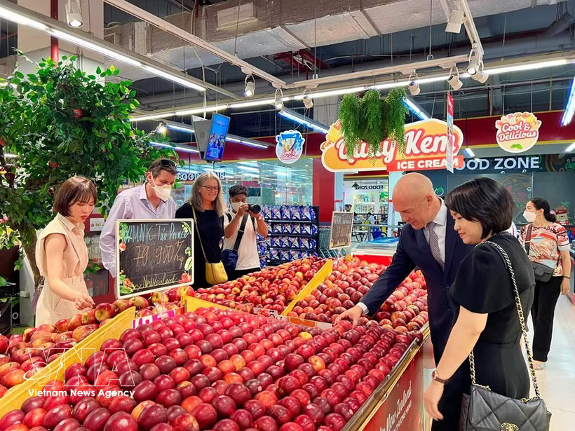 New Zealand apples on sale at a supermarket in Vietnam (Photo: VNA)