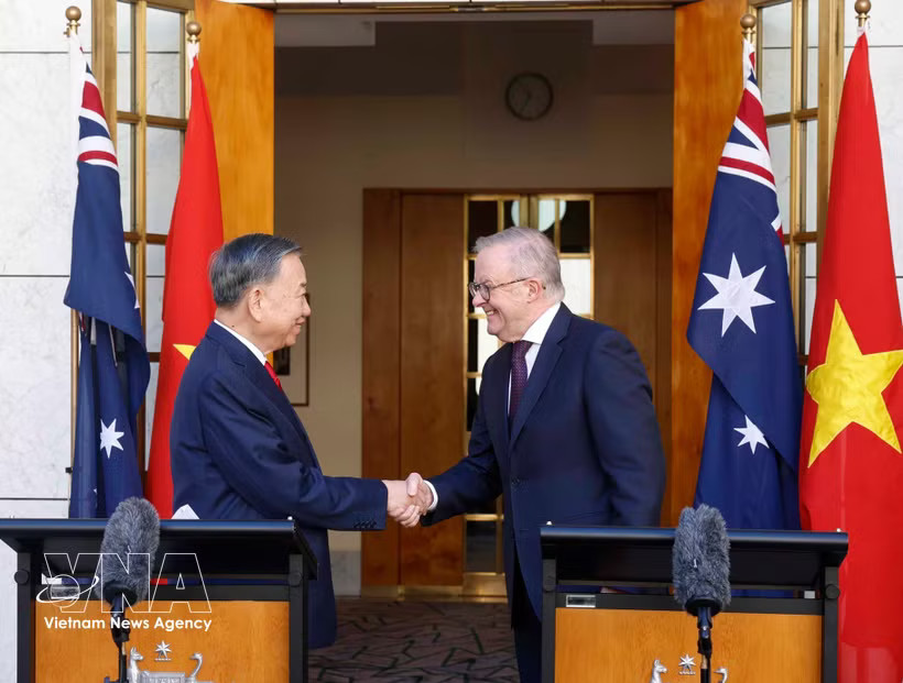 General Secretary of the Communist Party of Vietnam Central Committee and President To Lam (L) shakes hands with Australian Prime Minister Anthony Albanese (Photo: VNA)