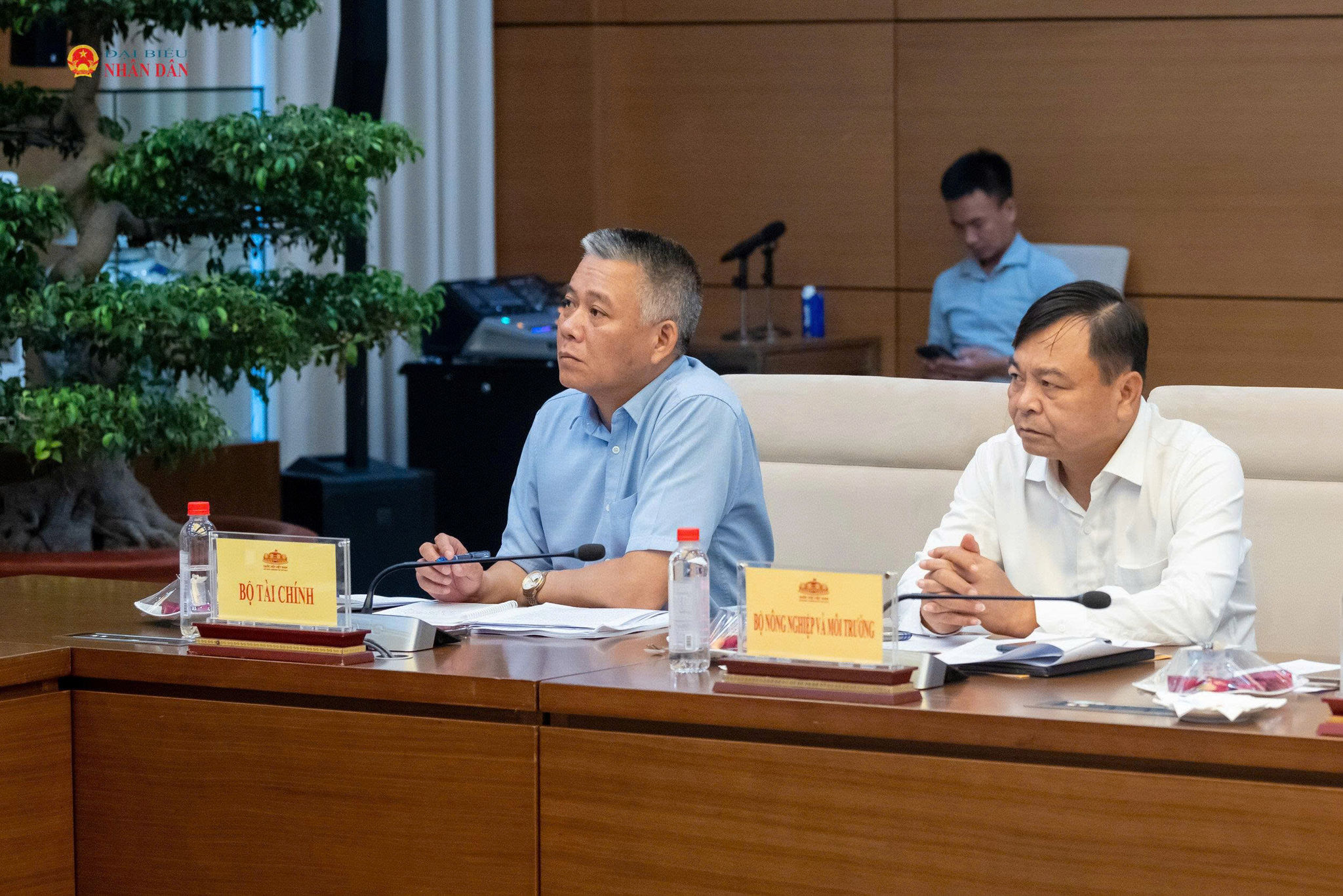 Đại diện Bộ Tài chính, Bộ Nông nghiệp và Môi trường tham dự Phiên họp