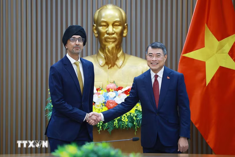 Thủ tướng Lê Minh Hưng tiếp Đại sứ Singapore Rajpal Singh. (Ảnh: Dương Giang/TTXVN)