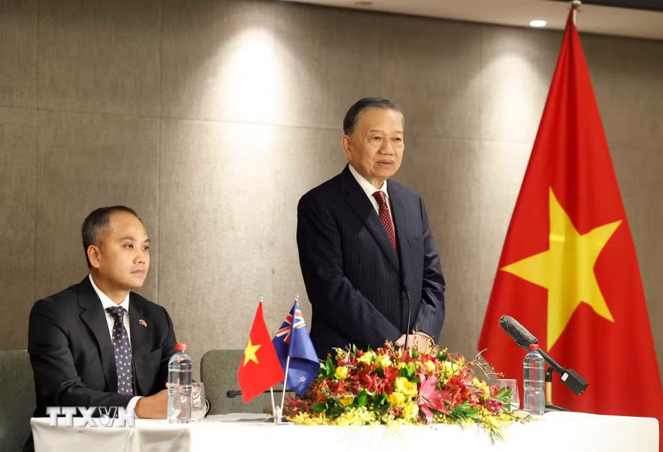 b4a0840416fc4508b90-_ttxvn-tong-bi-thu-chu-tich-nuoc-gap-go-can-bo-nhan-vien-dai-su-quan-viet-nam-tai-new-zealand-3.jpg.avif
