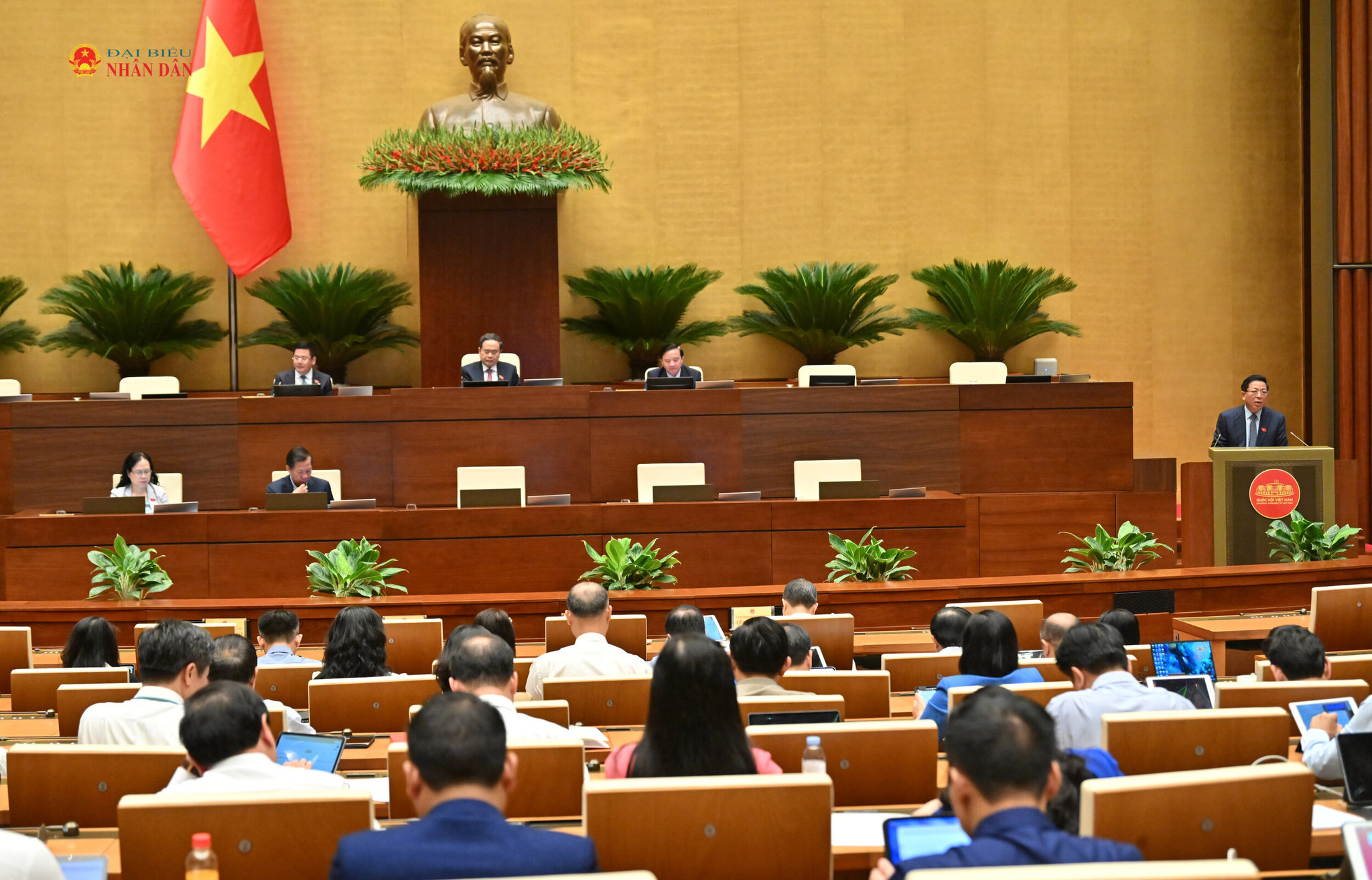 Bộ trưởng Bộ Xây dựng Trần Hồng Minh giải trình, làm rõ một số vấn đề ĐBQH quan tâm