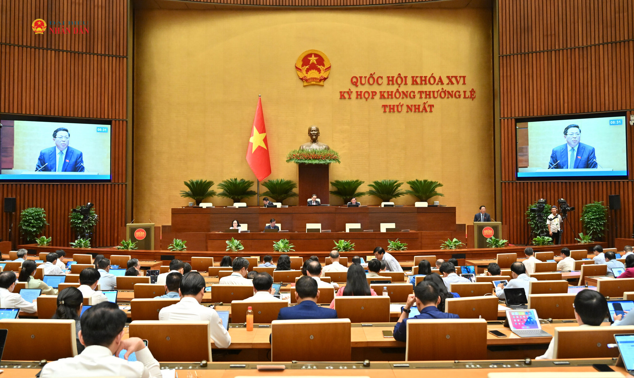 Bộ trưởng Bộ Xây dựng Trần Hồng Minh giải trình, làm rõ một số vấn đề ĐBQH quan tâm