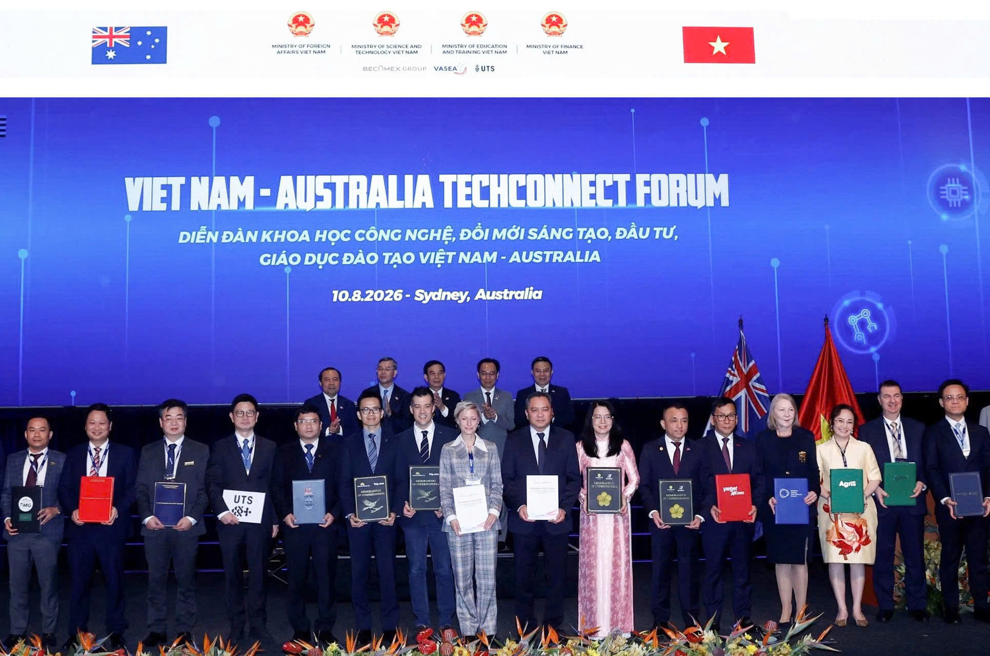 1. PTGĐ Vietnam Airlines Nguyễn Quang Trung (đứng thứ 6 từ trái sang) cùng các đối tác trao biên bản ghi nhớ hợp tác tại Diễn đàn Khoa học công nghệ, đổi mới sáng tạo, đầu tư, giáo dục đào tạo Việt Nam - Australia.