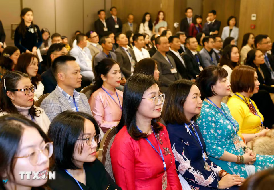 c275c4610111de0a48dbce-_ttxvn-tong-bi-thu-chu-tich-nuoc-gap-go-can-bo-nhan-vien-dai-su-quan-viet-nam-tai-new-zealand-9.jpg.avif