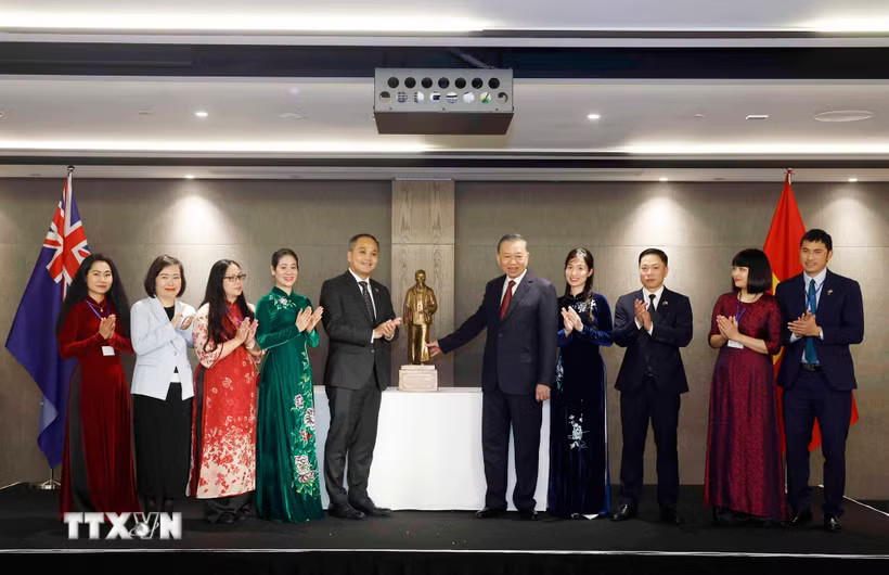 c46055b99bdc8802a46073a-_ttxvn-tong-bi-thu-chu-tich-nuoc-gap-go-can-bo-nhan-vien-dai-su-quan-viet-nam-tai-new-zealand-1.jpg.avif