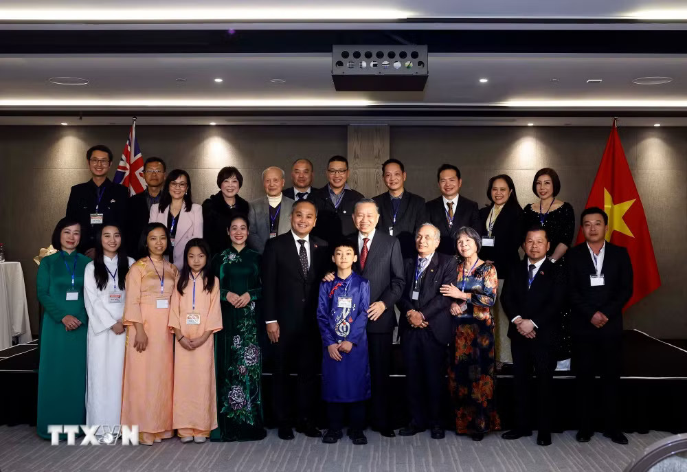 cd09134840e4fb9ba672d8d-_ttxvn-tong-bi-thu-chu-tich-nuoc-gap-go-can-bo-nhan-vien-dai-su-quan-viet-nam-tai-new-zealand-4.jpg.avif