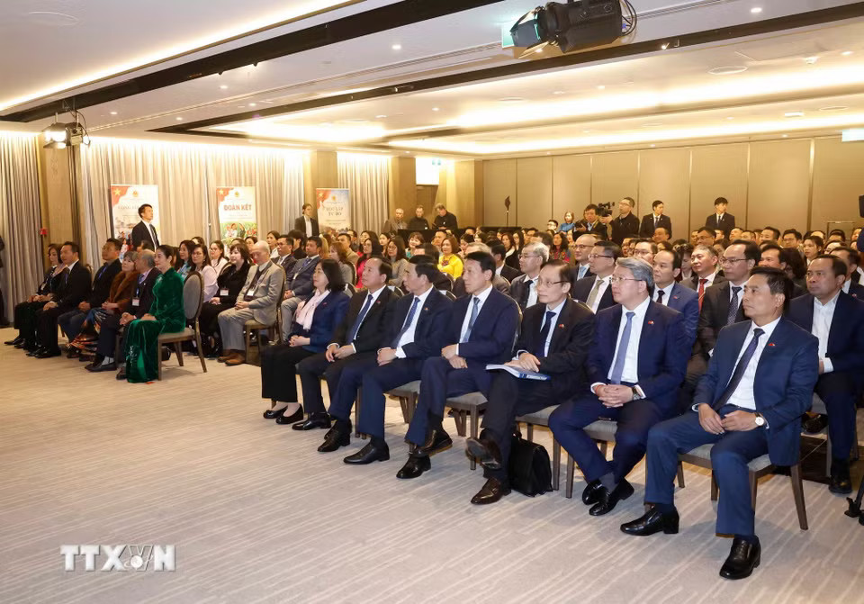 cdea8967e724c31845ed6-_ttxvn-tong-bi-thu-chu-tich-nuoc-gap-go-can-bo-nhan-vien-dai-su-quan-viet-nam-tai-new-zealand-8.jpg.avif