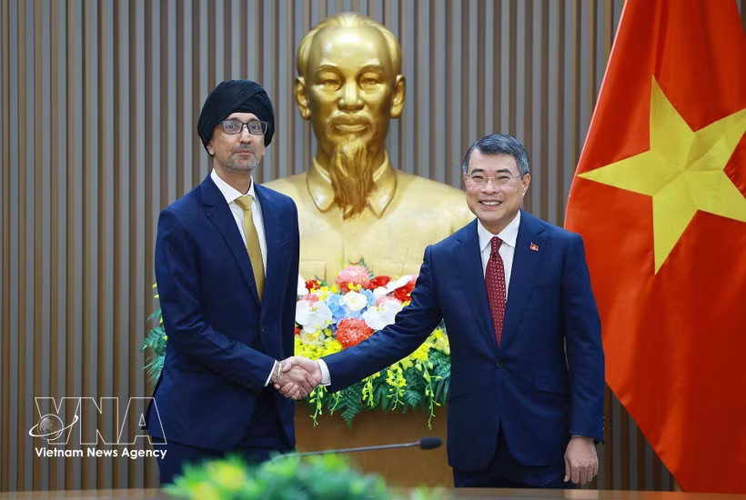 Prime Minister Le Minh Hung (R) receives Singaporean Ambassador to Vietnam Rajpal Singh in Hanoi on August 12 (Photo: VNA)