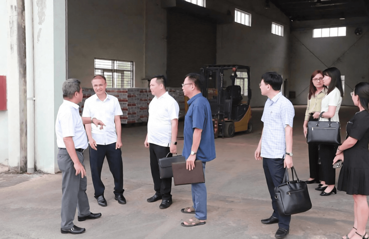 Đoàn giám sát thực tế tại Dự án Chi nhánh phân phối các sản phẩm bia Hà Nội và Nhà máy sản xuất bia Hà Nội tại tỉnh Tuyên Quang. Ảnh Phi Anh
