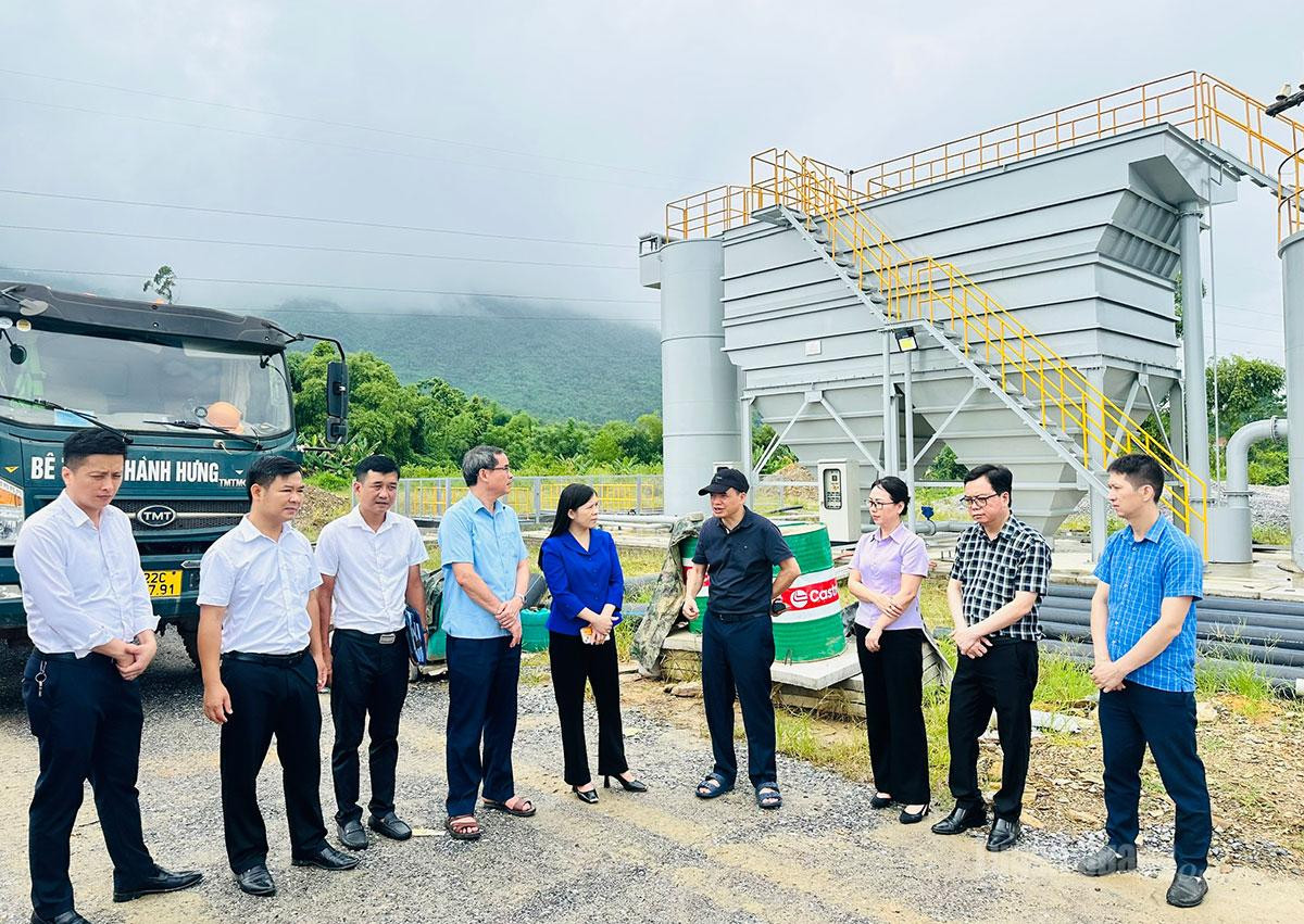 Đoàn giám sát Thường trực HĐND tỉnh Tuyên Quang thực tế tại dự án Nhà máy khai thác, cung cấp nước sinh hoạt cho phường Mỹ Lâm và các khu vực lân cận. Ảnh Hải Hương