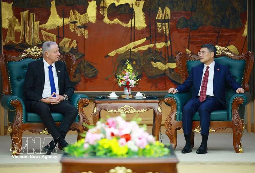 Prime Minister Le Minh Hung (R) receives Israeli Ambassador to Vietnam Yaron Mayer in Hanoi on August 12 for a farewell visit as the diplomat concludes his four-year tenure in the country. (Photo: VNA)