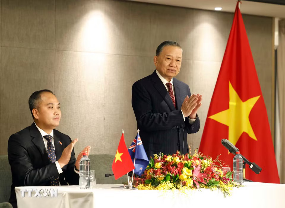 f26abf3835870e0362a20-_ttxvn-tong-bi-thu-chu-tich-nuoc-gap-go-can-bo-nhan-vien-dai-su-quan-viet-nam-tai-new-zealand-2.jpg.avif