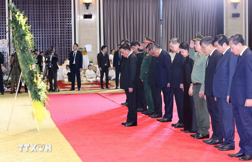 f57b15-_ttxvn-doan-lanh-dao-cap-cao-dang-nha-nuoc-viet-nam-vieng-chu-tich-quoc-hoi-lao-xaysomphone-phomvihane-8949425-2.jpg.avif