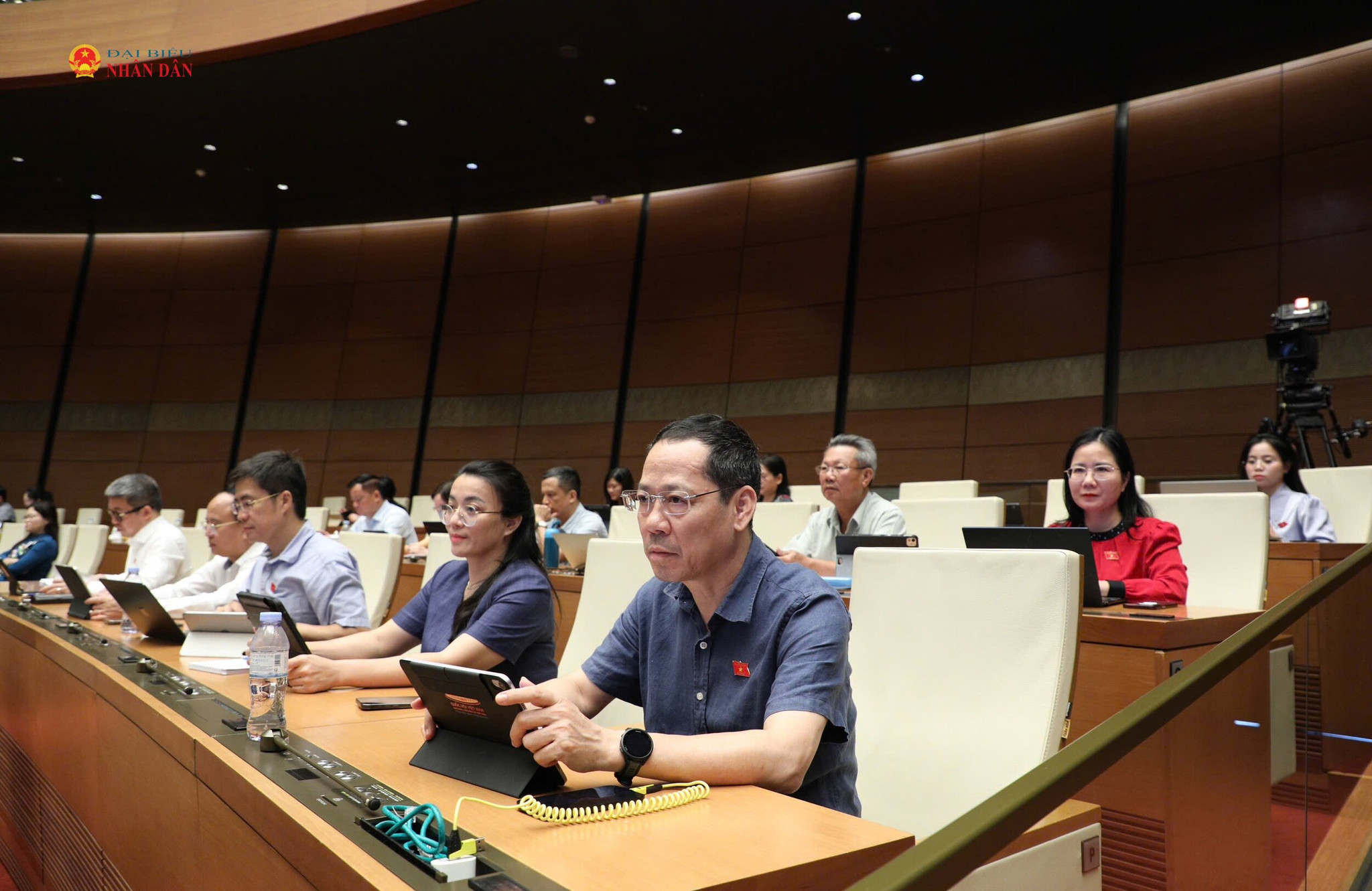 Các ĐBQH dự phiên họp tại Hội trường. Ảnh: