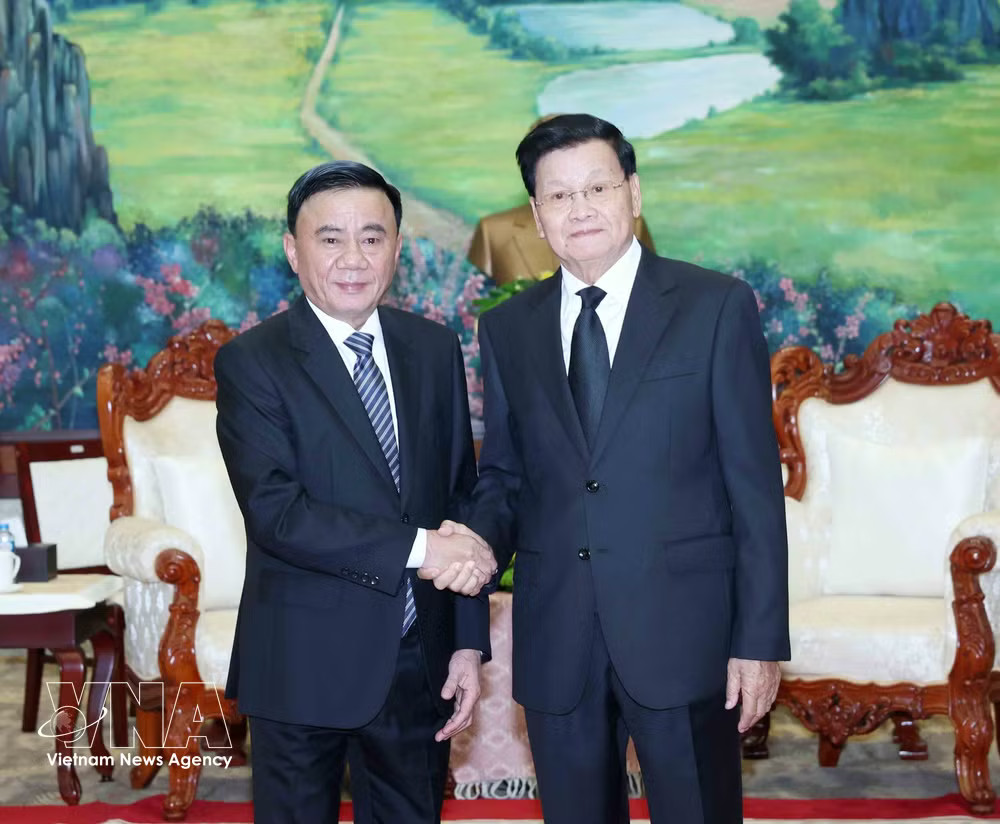 Politburo member, Standing member of the Communist Party of Vietnam Central Committee's Secretariat Tran Cam Tu (L) and General Secretary of the Lao People's Revolutionary Party Central Committee and President of Laos Thongloun Sisoulith on August 12, 2026. (Photo: VNA) vnanet-laos-vietnam.jpg