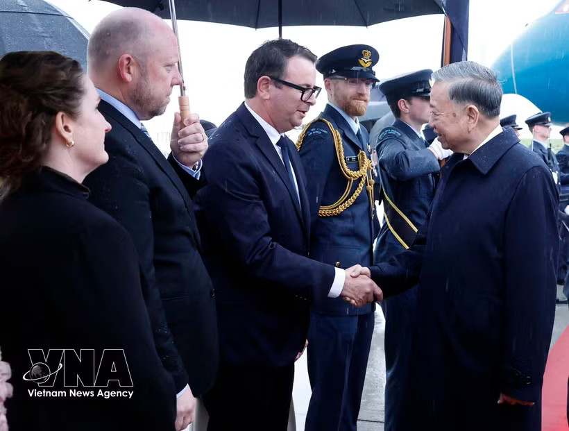New Zealand officials welcome Party General Secretary and President To Lam (R) at Auckland International Airport. (Photo: VNA)