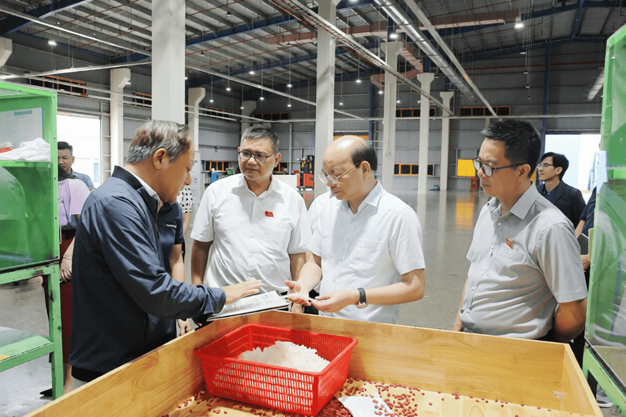 Phó Chủ tịch HĐND tỉnh Hưng Yên Đặng Thanh Giang và các thành viên đoàn giám sát tham quan Nhà máy sản xuất của Công ty TNHH Firezero Vina. Ảnh: Đức Tuấn
