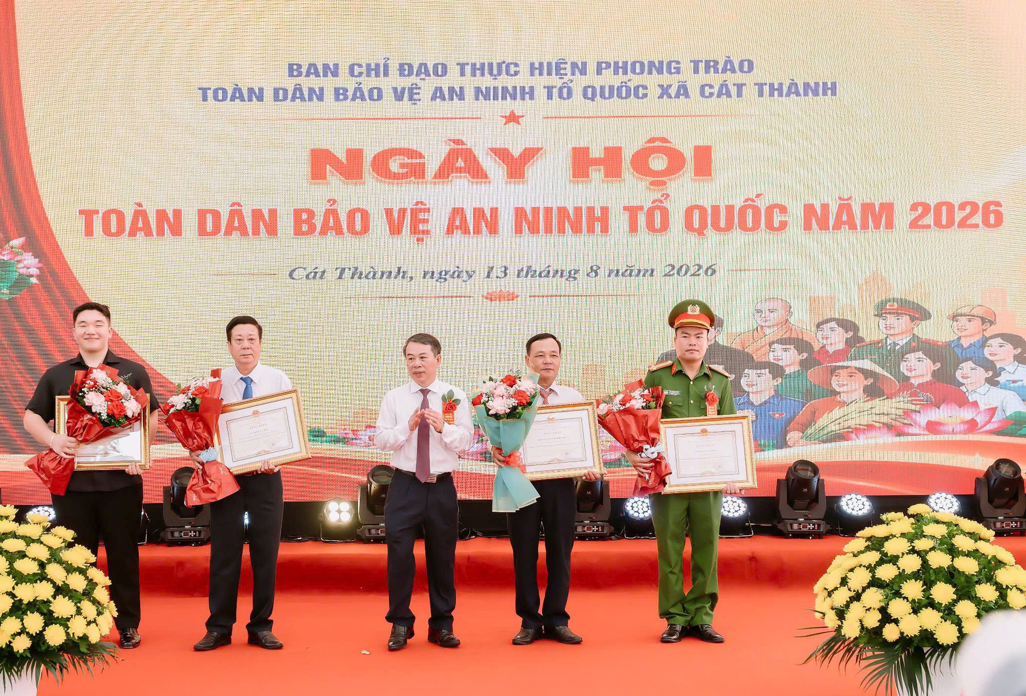 Phó Chủ tịch Thường trực HĐND tỉnh Bùi Hoàng Hà trao Bằng khen của Chủ tịch UBND tỉnh cho các tập thể, cá nhân