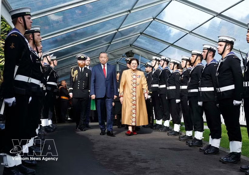 General Secretary of the Communist Party of Vietnam Central Committee and President of Vietnam To Lam (left) and Governor-General of New Zealand Dame Cindy Kiro review the guard of honour at the official welcome ceremony in Auckland on August 13, 2026. (Photo: VNA)