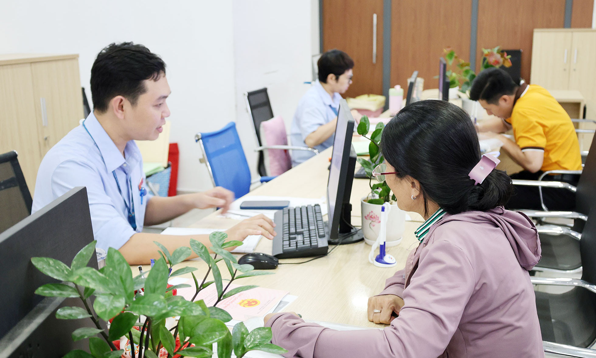 Cán bộ Trung tâm Phục vụ hành chính công thành phố Đồng Nai giải quyết thủ tục hành chính cho người dân. Ảnh- Hồ Thảo