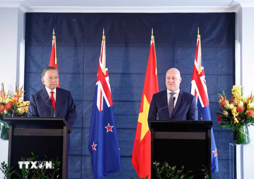 d2a5ea7cd93c957b26ee159caf4a633a29e3a-_ttxvn-tong-bi-thu-chu-tich-nuoc-to-lam-va-thu-tuong-new-zealand-gap-go-bao-chi-1.jpg.avif
