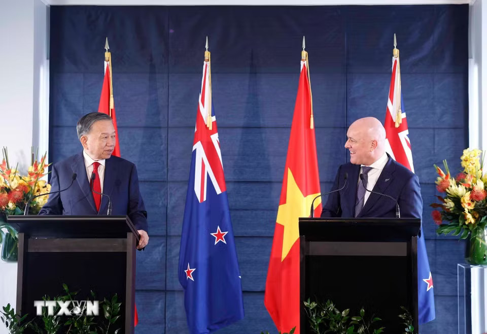 d2a5edb4b42082fdeb558edf36247f3a6d859-_ttxvn-tong-bi-thu-chu-tich-nuoc-to-lam-va-thu-tuong-new-zealand-gap-go-bao-chi-2.jpg.avif