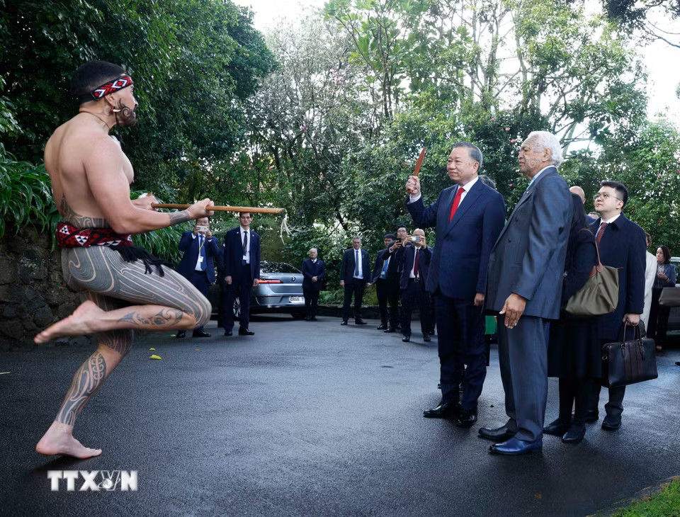 d57c7ab5059c00dd4c2ea2e19-_ttxvn-le-don-chinh-thuc-tong-bi-thu-chu-tich-nuoc-to-lam-tham-cap-nha-nuoc-toi-new-zealand-3.jpg.avif