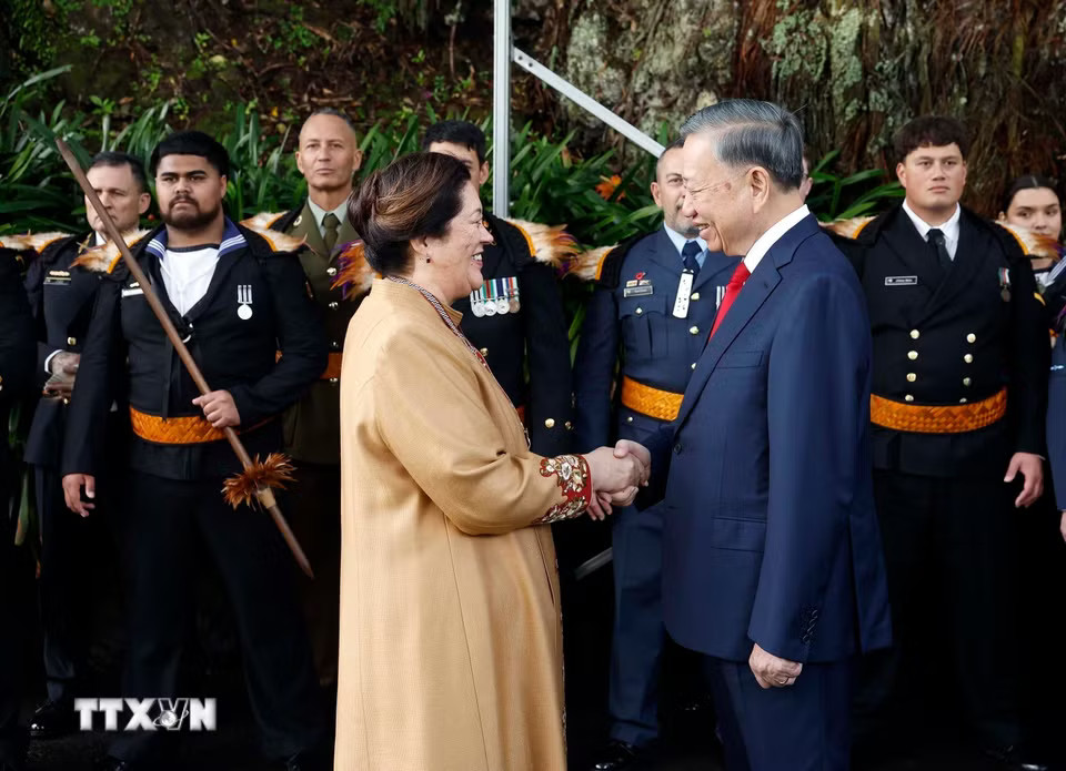 d770def62deab8dfa77cef6-_ttxvn-le-don-chinh-thuc-tong-bi-thu-chu-tich-nuoc-to-lam-tham-cap-nha-nuoc-toi-new-zealand-2.jpg.avif