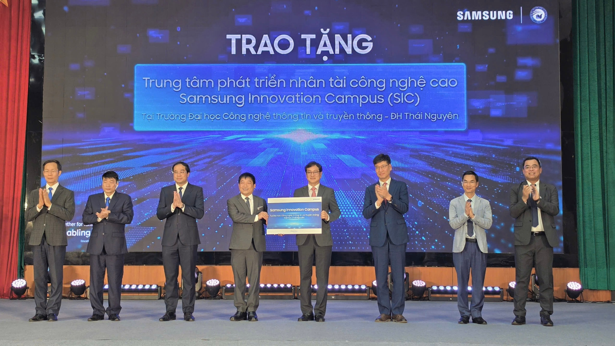 Đại diện Samsung Việt Nam thực hiện nghi thức trao tặng Trung tâm Phát triển nhân tài công nghệ cao Samsung Innovation Campus tại Thái Nguyên