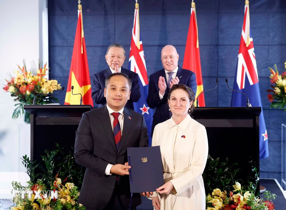 ddb41c54c45-_ttxvn-tong-bi-thu-chu-tich-nuoc-to-lam-va-thu-tuong-new-zealand-chung-kien-le-trao-van-kien-hop-tac-1.jpg.avif